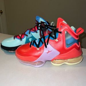 NEW Nike Lebron Shoes Kids 5Y 5 The Map LeBronival Rainbow